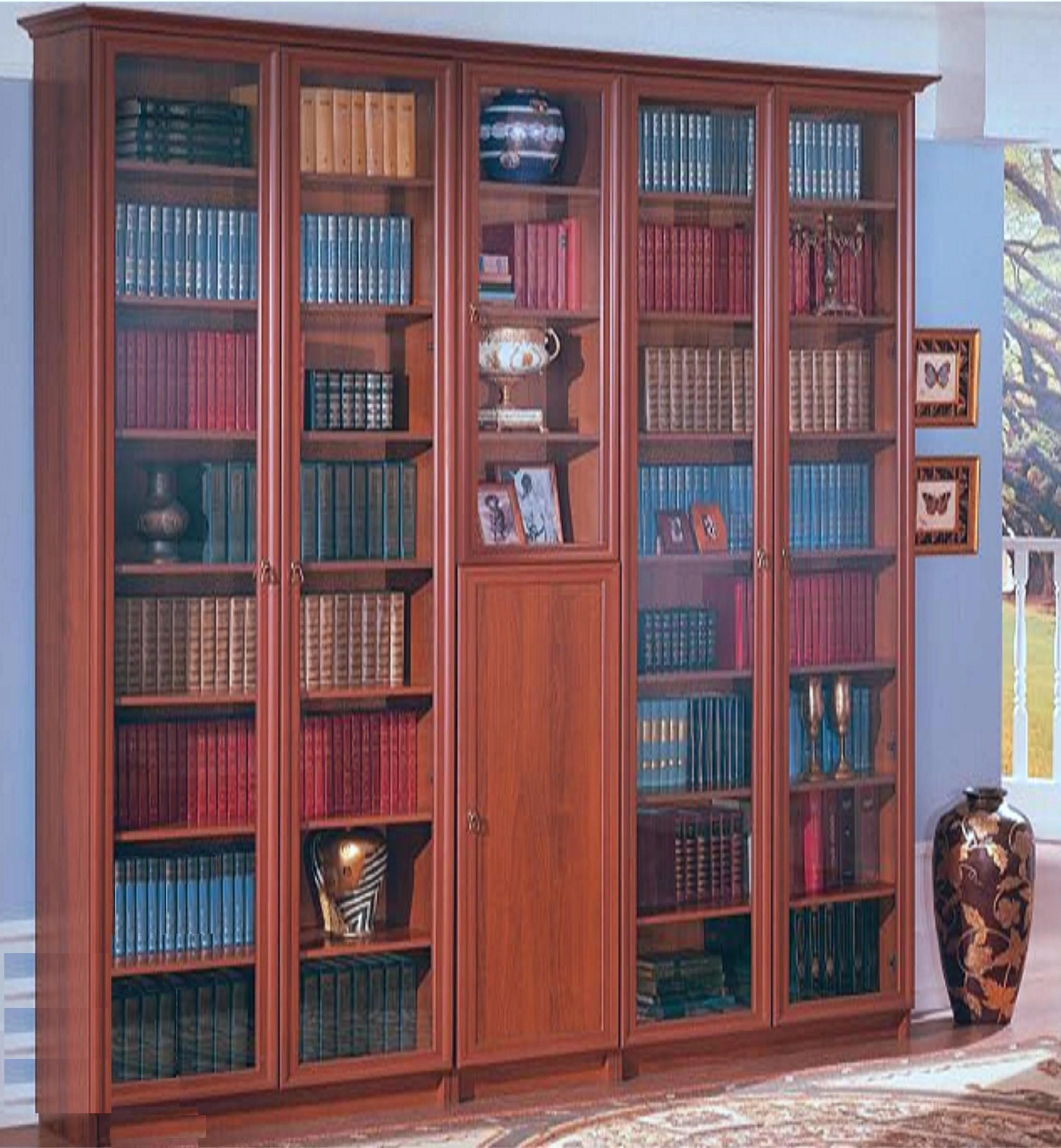 низкий книжный шкаф со стеклянными дверцами