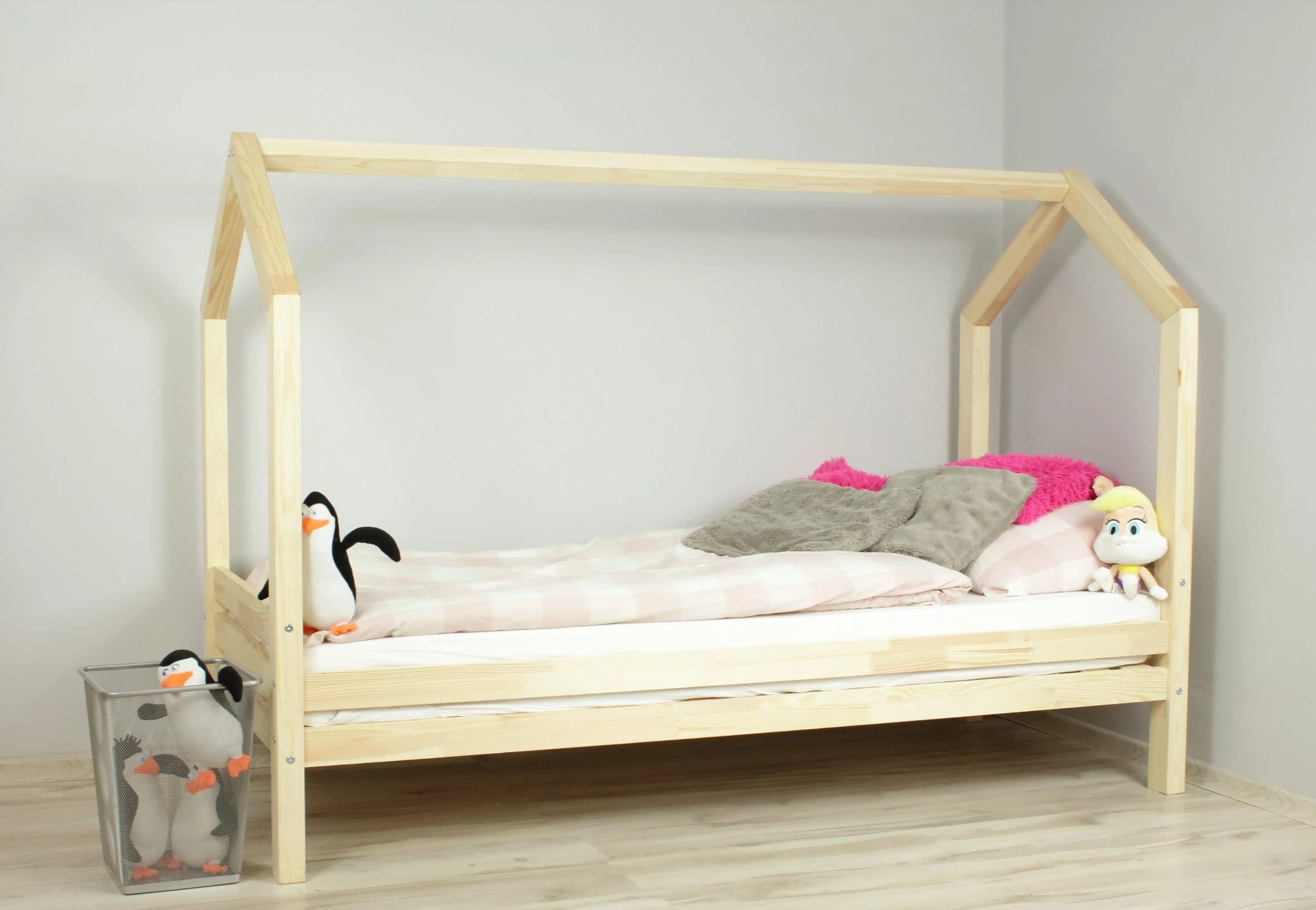 кровать из дерева в детскую